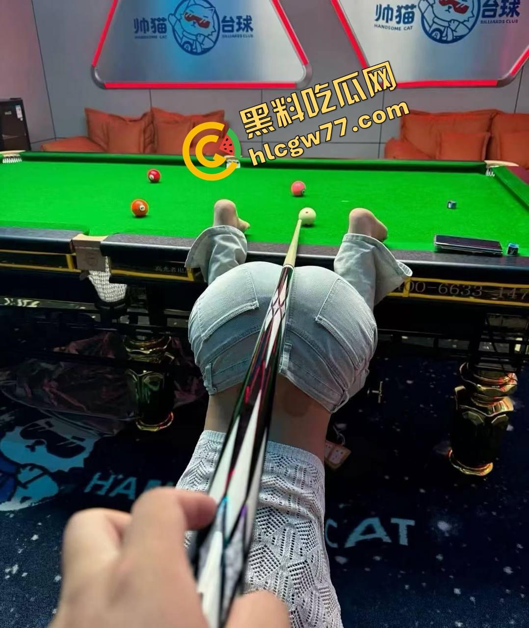 台球厅不打球只点陪玩，台球媛身材顶到不行穿吊带弯腰捡球露沟，拿身体给大哥架杆！-2