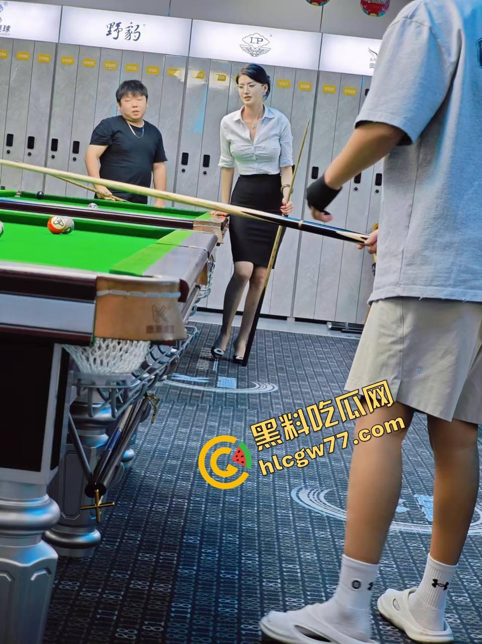 台球厅不打球只点陪玩，台球媛身材顶到不行穿吊带弯腰捡球露沟，拿身体给大哥架杆！-3