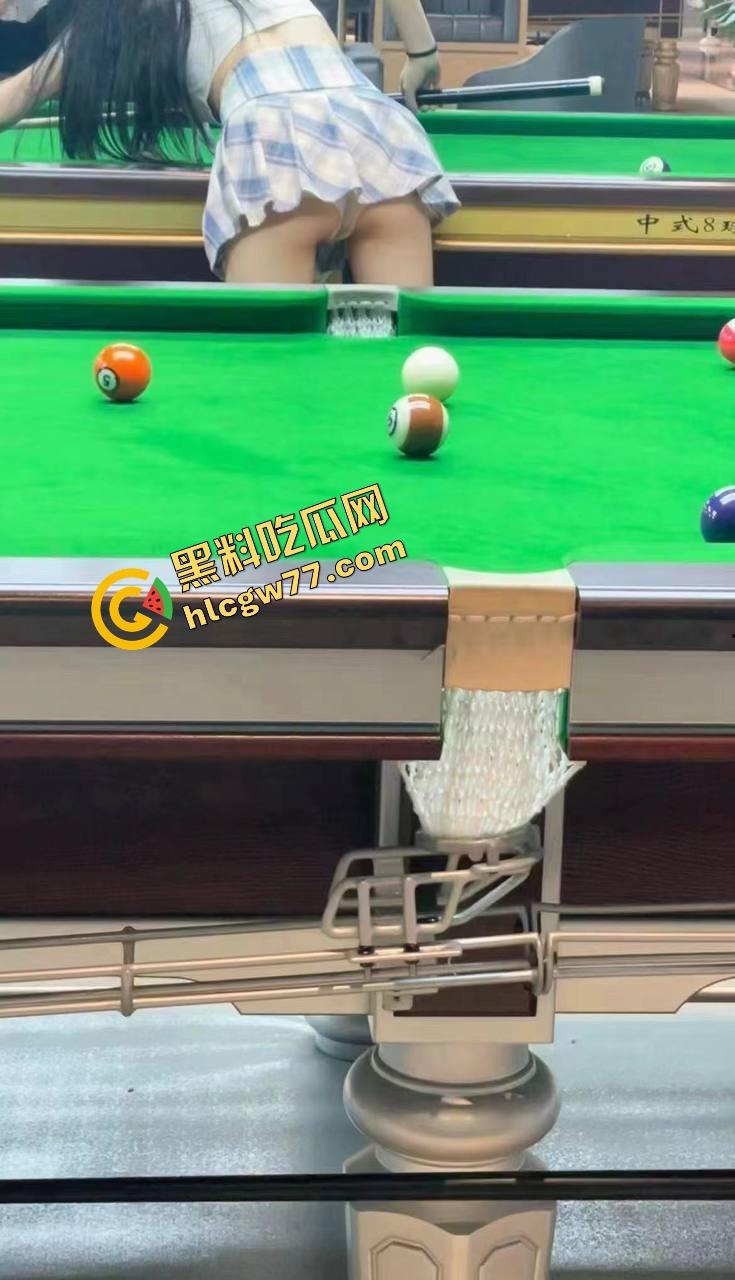 台球厅不打球只点陪玩，台球媛身材顶到不行穿吊带弯腰捡球露沟，拿身体给大哥架杆！-11