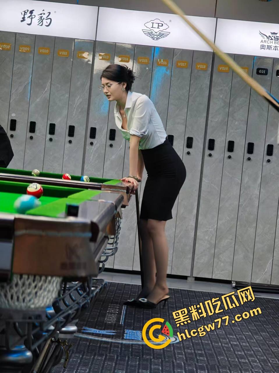 台球厅不打球只点陪玩，台球媛身材顶到不行穿吊带弯腰捡球露沟，拿身体给大哥架杆！-12