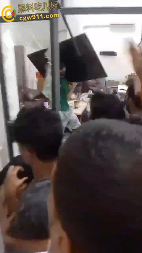 柬埔寨西港中国城凯博园区，印度人和巴基斯坦人聚众闹事，甚至出现打砸行为，惊动警察宪兵出动进行制止。-5