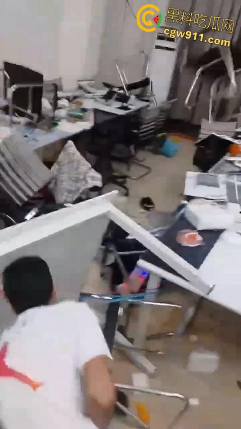 柬埔寨西港中国城凯博园区，印度人和巴基斯坦人聚众闹事，甚至出现打砸行为，惊动警察宪兵出动进行制止。-7