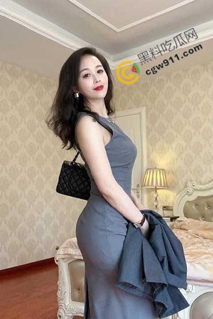 海角大神母子乱伦！出租房爆操美艳干妈的肥屁股，风韵犹存的熟女被干得高潮连连，疯狂夜晚壮烈爆发！-2