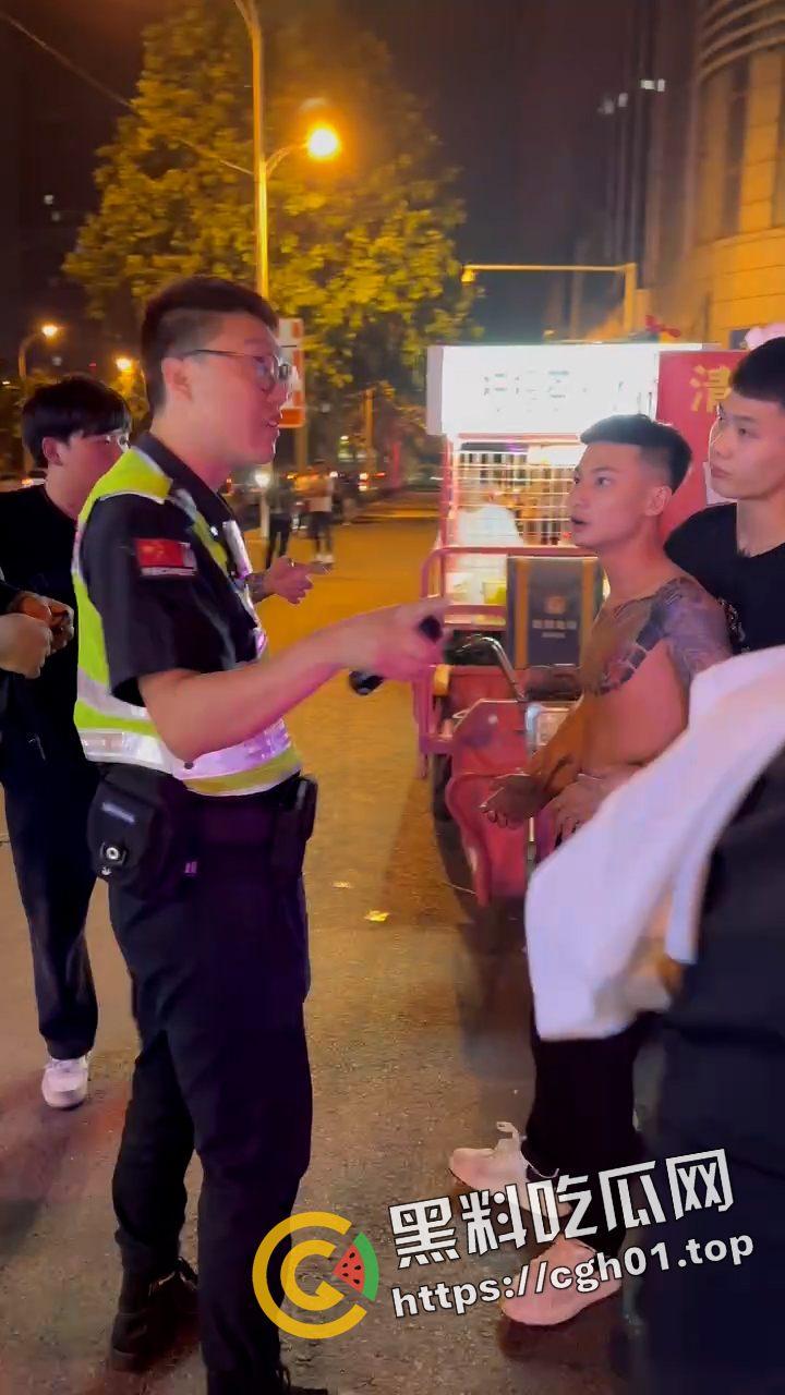 精神小伙夜市大战警察叔叔 拷上警车还在嚣张 吃瓜现场直达-2