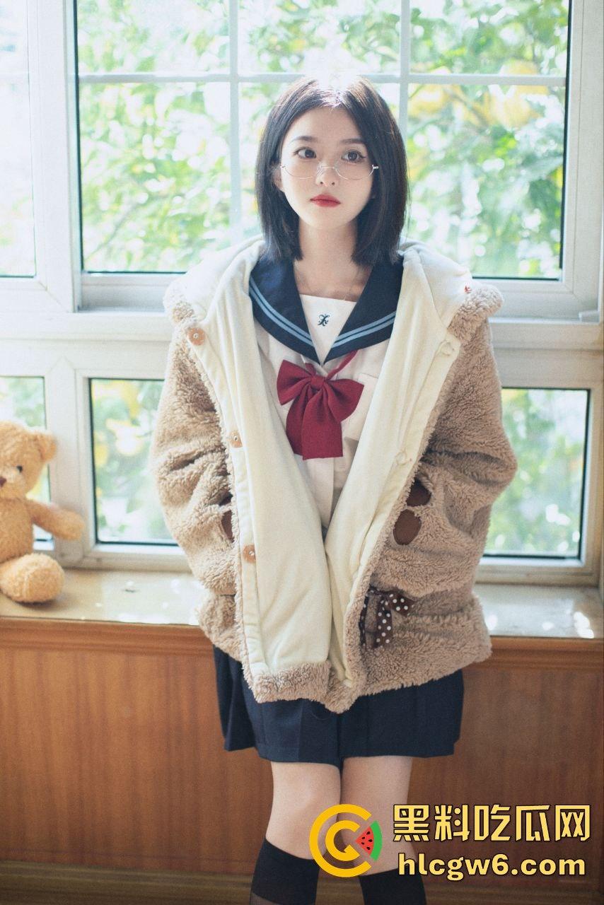 推特颜值妹子【劳小白】私拍性感写真流出，少萝清纯脸奶狗身俘获了一大批粉丝！-19