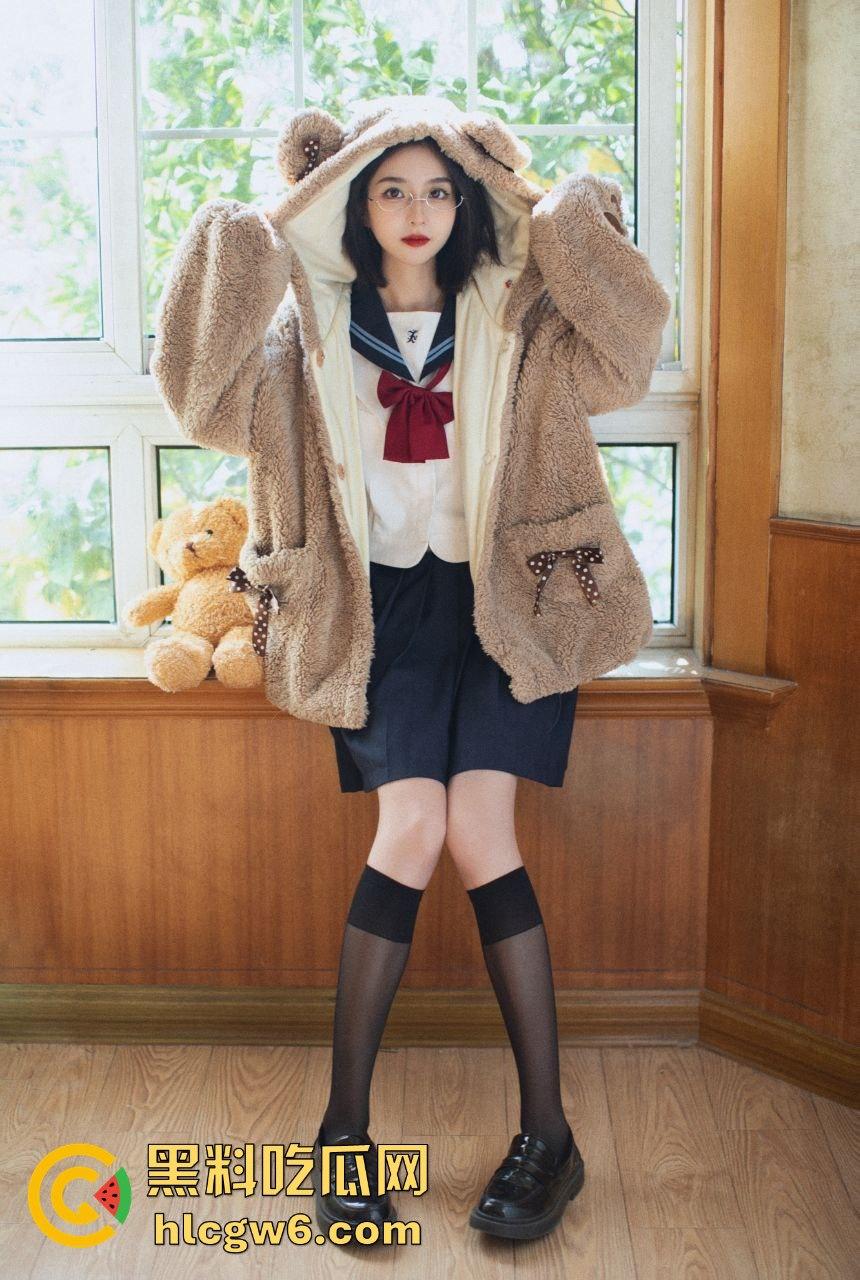 推特颜值妹子【劳小白】私拍性感写真流出，少萝清纯脸奶狗身俘获了一大批粉丝！-27