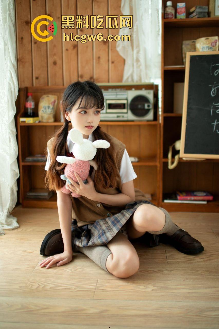 推特颜值妹子【劳小白】私拍性感写真流出，少萝清纯脸奶狗身俘获了一大批粉丝！-32