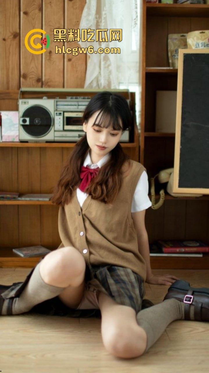 推特颜值妹子【劳小白】私拍性感写真流出，少萝清纯脸奶狗身俘获了一大批粉丝！-35