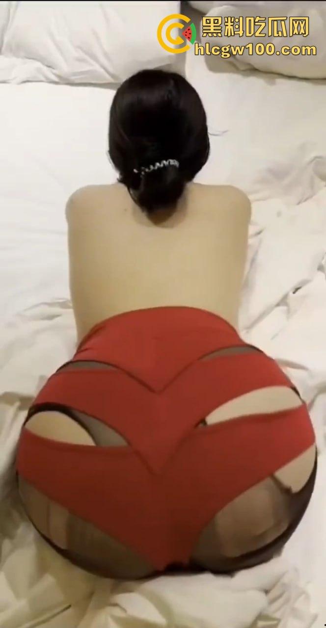 上海恋足癖老哥包养空姐只为玩脚，骚气空姐美脚喂蛋糕，老哥不日逼只玩脚，难言之瘾让人看傻！-12