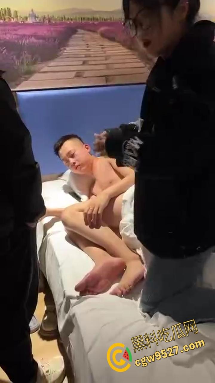 潍坊酒店8203大瓜！ 渣男偷情开房留女友的电话，被女友捉奸的红内裤哥，后续高清完整版视频流出！-2