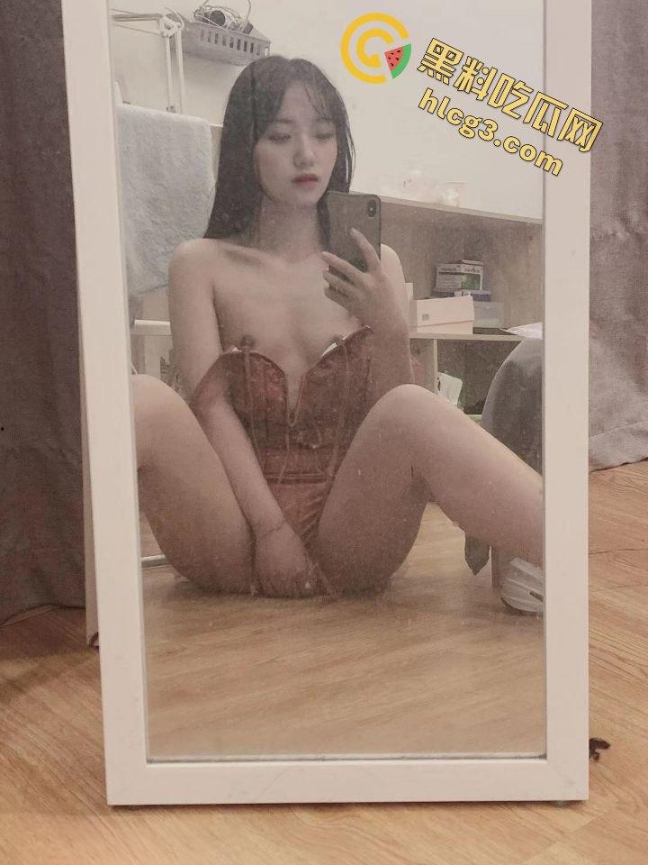 情侣自拍泄密！对镜自慰发给男朋友，男主鸡巴竟然有点短-7