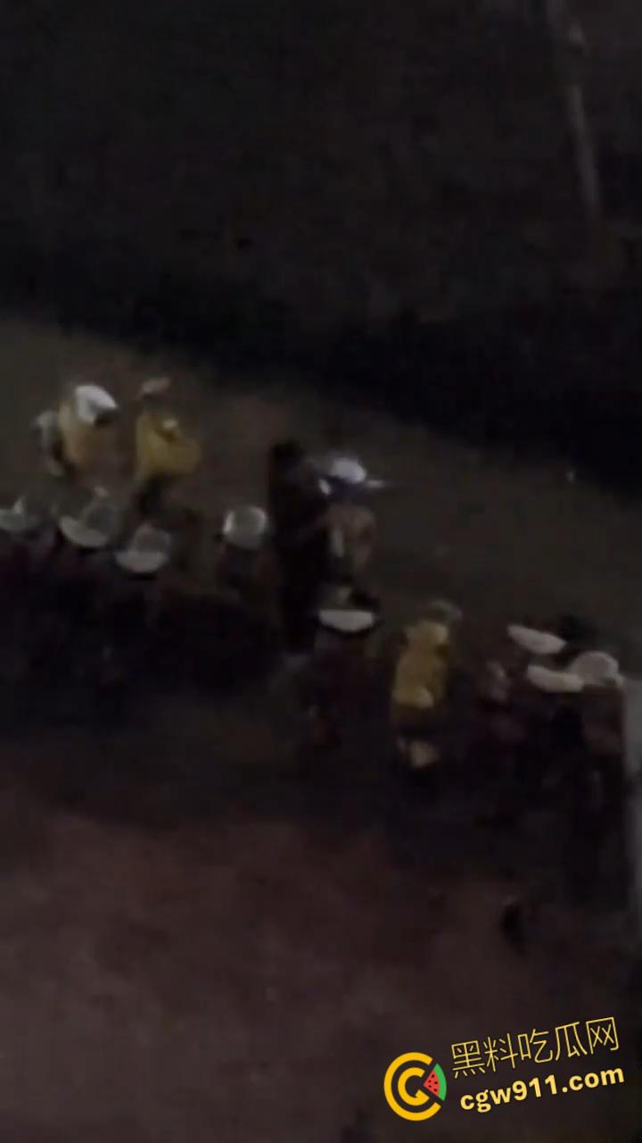 你的外卖正在被攻击，广西北海艺术设计学院惊现外卖杀手！监控拍下肥胖女贼连续偷餐，还专挑贵的真可耻！-4