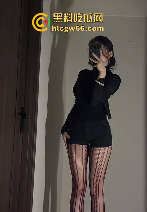 抖音网红【我是OU】约炮金主视频泄露 魔鬼身材令人垂涎欲滴 抓奶抽插让你大饱眼福！-5