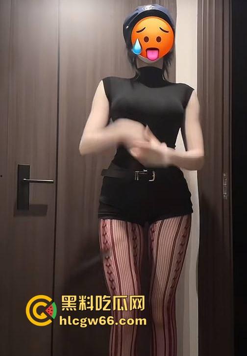 抖音网红【我是OU】约炮金主视频泄露 魔鬼身材令人垂涎欲滴 抓奶抽插让你大饱眼福！-6