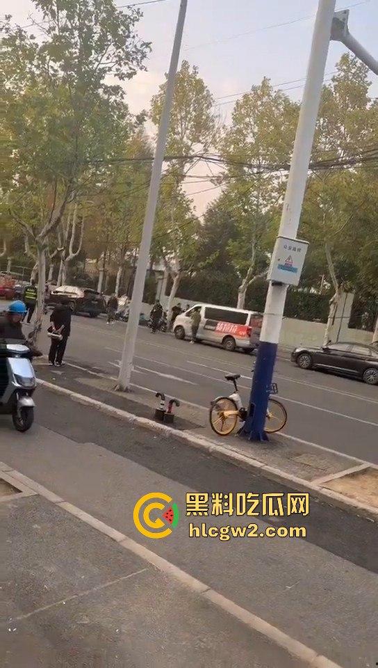 横惯了也有栽跟头的时候 合肥锦绣校区城管赶小贩 结果被小贩一刀放倒！-6