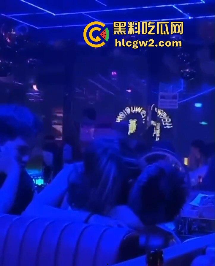 曼谷扶手女『卢依依』骚出天际！酒吧里直接开干，逼像磁铁吸住朋友的鸡儿不放手，瓜友看得亚麻呆住！-9