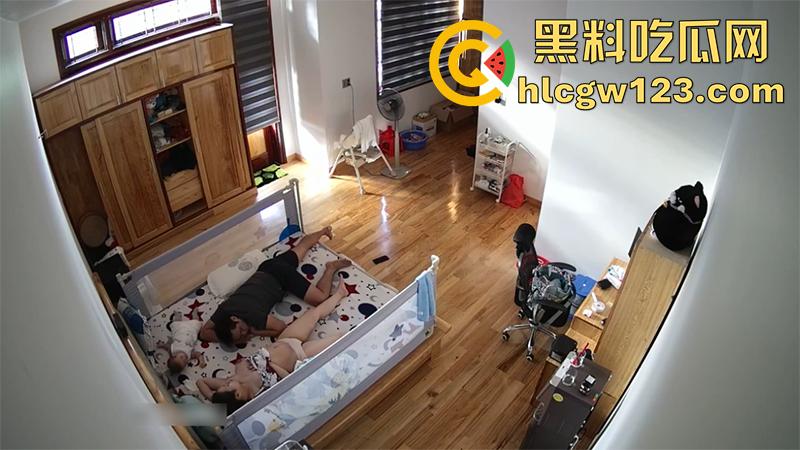 监控偷拍叔嫂乱伦，趁哥不在偷情，见嫂子吸奶哺乳按耐不住，当孩子面激情抽插巨乳嫂子！-3