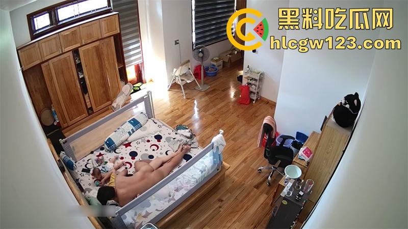 监控偷拍叔嫂乱伦，趁哥不在偷情，见嫂子吸奶哺乳按耐不住，当孩子面激情抽插巨乳嫂子！-5