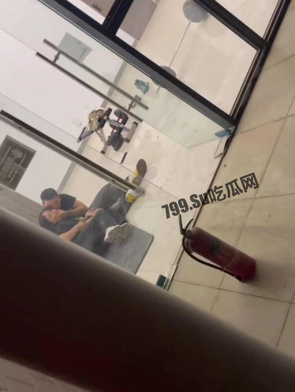 广州华商学院 男生带外校女生进活动室口交 同学举报导致其被辅导员抓包 现场社死-7