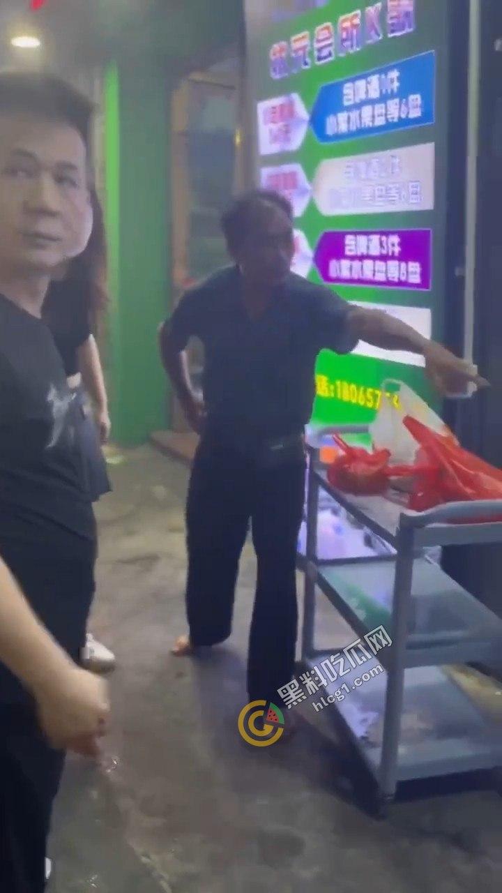 夜市吃宵夜竟引爆街头暴力！大爷挥菜刀怒斗，口角演变肢体冲突，市民目睹惊骇！-4