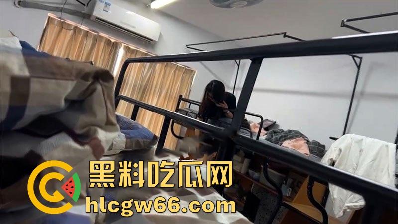 浙江嘉兴学院 骚男把女朋友带回宿舍 当众暴力抽插床架吱呀作响 被舍友偷拍全网疯传！-2