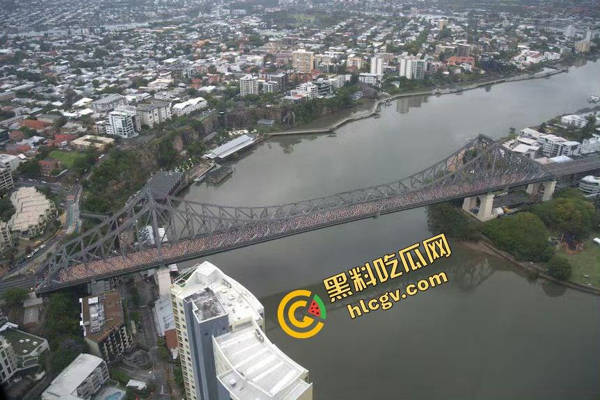 澳大利亚炸裂事件！5000多名全裸男女裸体出行布里斯班故事桥 摆各种姿势 其中一名孕妇自慰自拍泄密 独家流出！-3