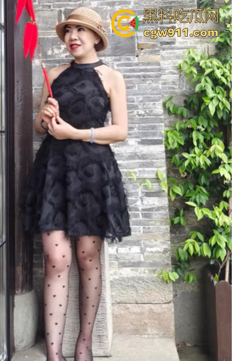 抖音熟女网红【中年妖精】中年龄圈的白雪公主，身穿情趣内衣被大屌无情撞击，无套内射结束战斗！-4