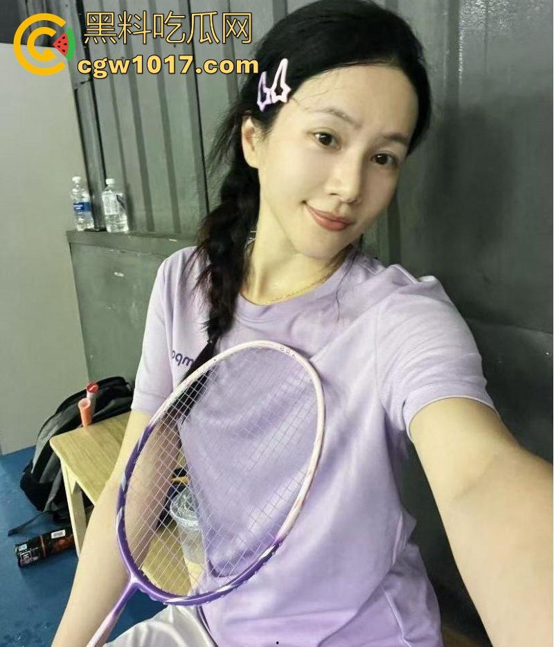 嫂子身穿紫色战袍户外露出，路边扣小骚逼扣出水，迫不及待回车上无套猛插，爽到全程浪叫不断！-1