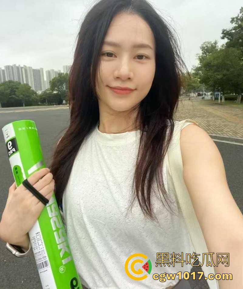 嫂子身穿紫色战袍户外露出，路边扣小骚逼扣出水，迫不及待回车上无套猛插，爽到全程浪叫不断！-3