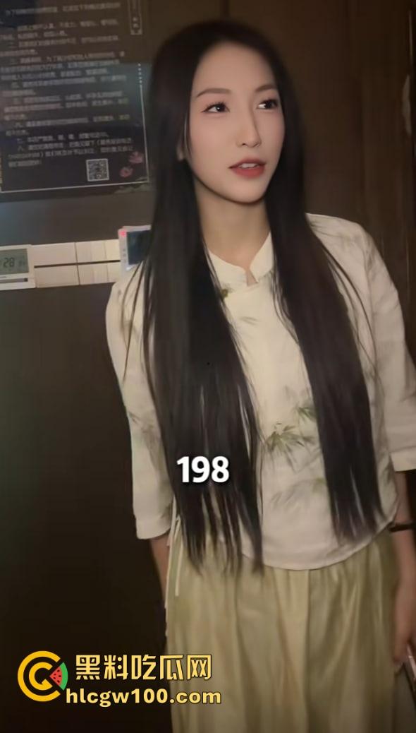 抖音鑫麟阁新娘技师『莉莉安』跪舔视频流出，白月光成屌下玩物，深情吃鸡巴被拍，全网独家曝光！-11