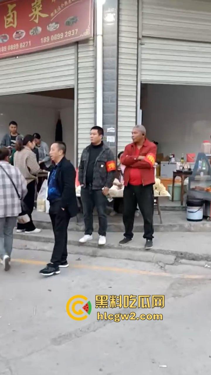 无业游民变身市场管理者？胡作非为乱收费 怀化辰溪县集贸市场管理员违法要钱被大妈一顿嘴仗攻击 都蔫逼了-2