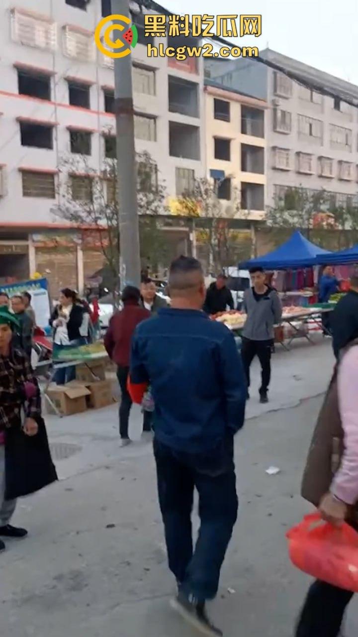 无业游民变身市场管理者？胡作非为乱收费 怀化辰溪县集贸市场管理员违法要钱被大妈一顿嘴仗攻击 都蔫逼了-7