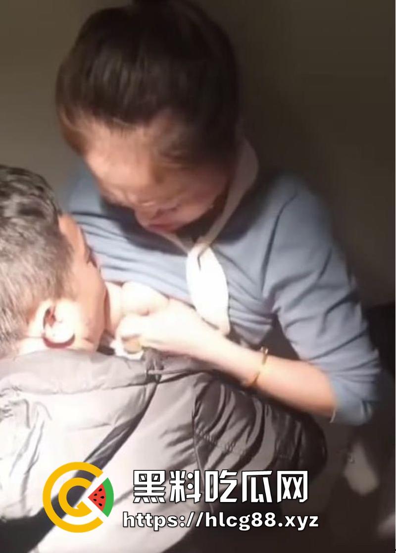 河南郑州万达广场柜姐，不雅视频流出，和男友厕所激情爱抚，对着巨乳一顿猛啃，爽的欲仙欲死！-3