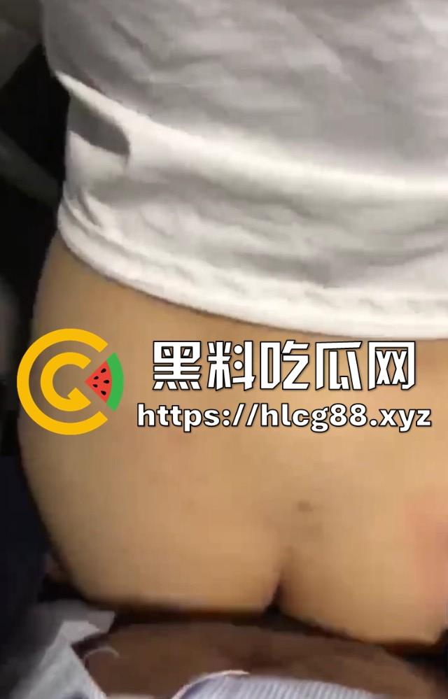 河南郑州万达广场柜姐，不雅视频流出，和男友厕所激情爱抚，对着巨乳一顿猛啃，爽的欲仙欲死！-6
