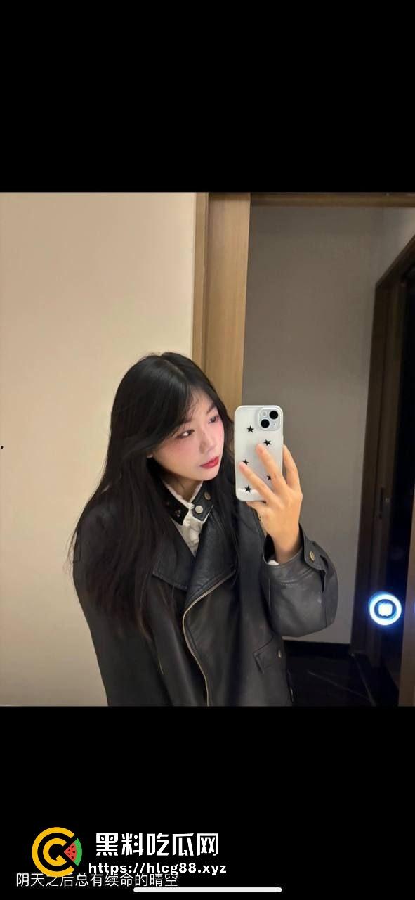 苏州微胖反差大三学姐【邵瑶微】自拍曝光，小脸蛋可爱得要命，私下却是骚货，和男友操天视频流出！-2