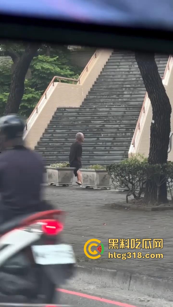 八旬老登公园门口在线打飞机，是不是看到有啥好看的啊姨啊，打得这么起劲，都快撸出火了！-2