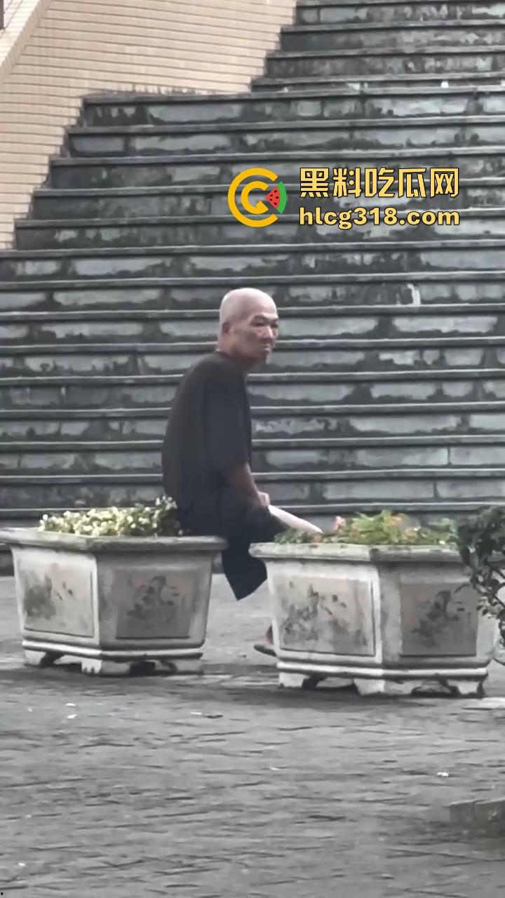 八旬老登公园门口在线打飞机，是不是看到有啥好看的啊姨啊，打得这么起劲，都快撸出火了！-6