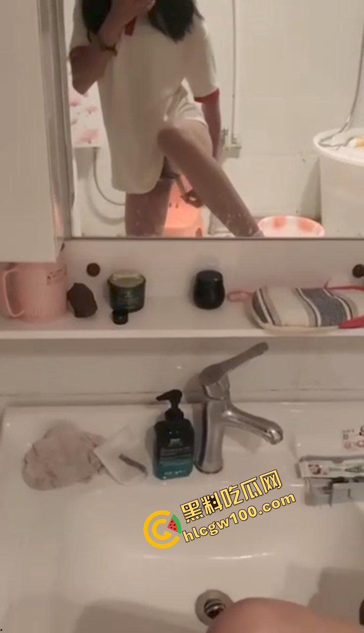 苏州经贸职业反差女大骚鸡【刘静语】本色出演发骚用牙刷自慰，露奶露逼淫荡至极！独家曝光流出！-9