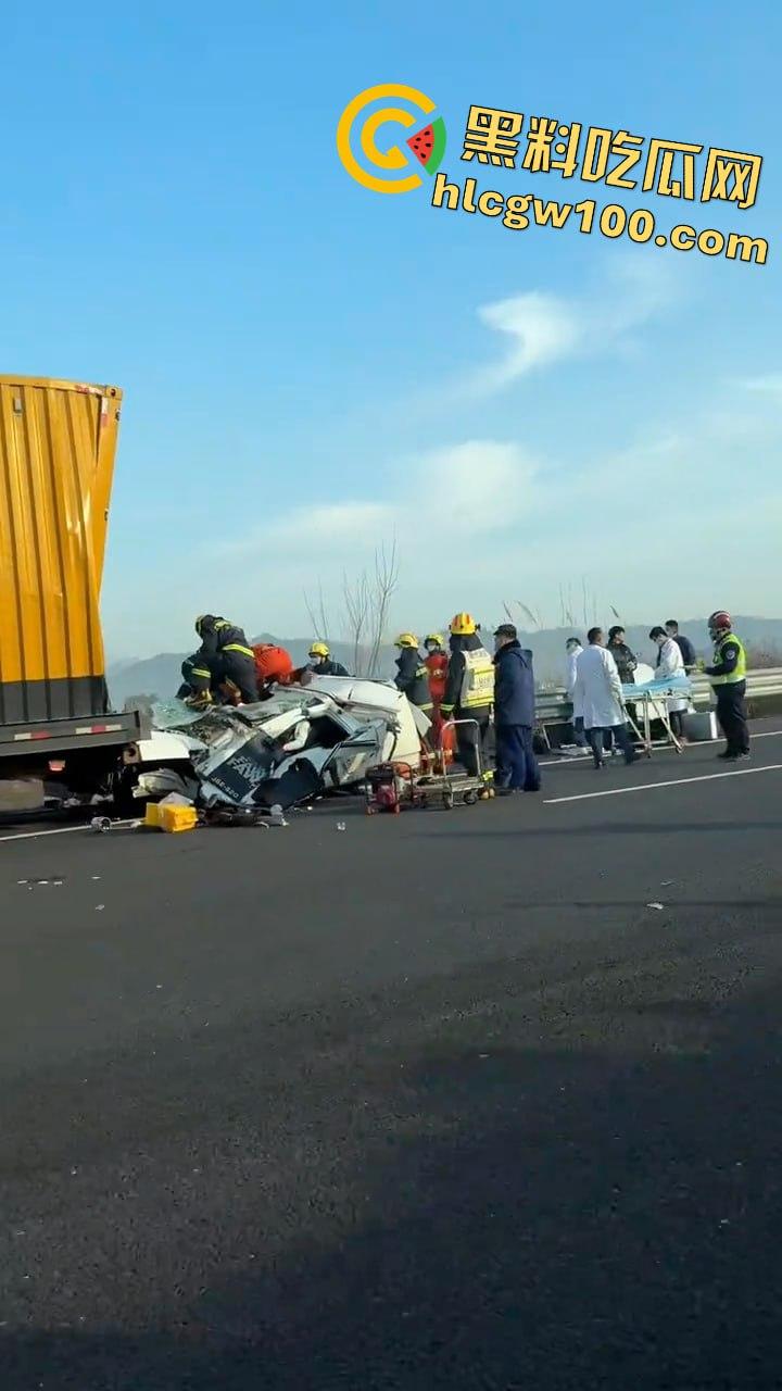 揪心！沪昆高速惊现超级追尾，几十辆车 “叠罗汉”，多辆货车车头被挤压成铁饼-6