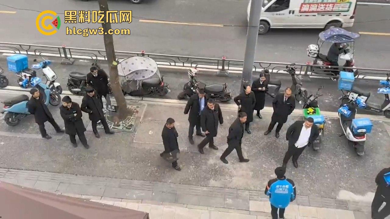 成都外卖员和物业管理打架！天府新区隆祥街上演激烈冲突，拳脚相加上演街头大乱斗！-1