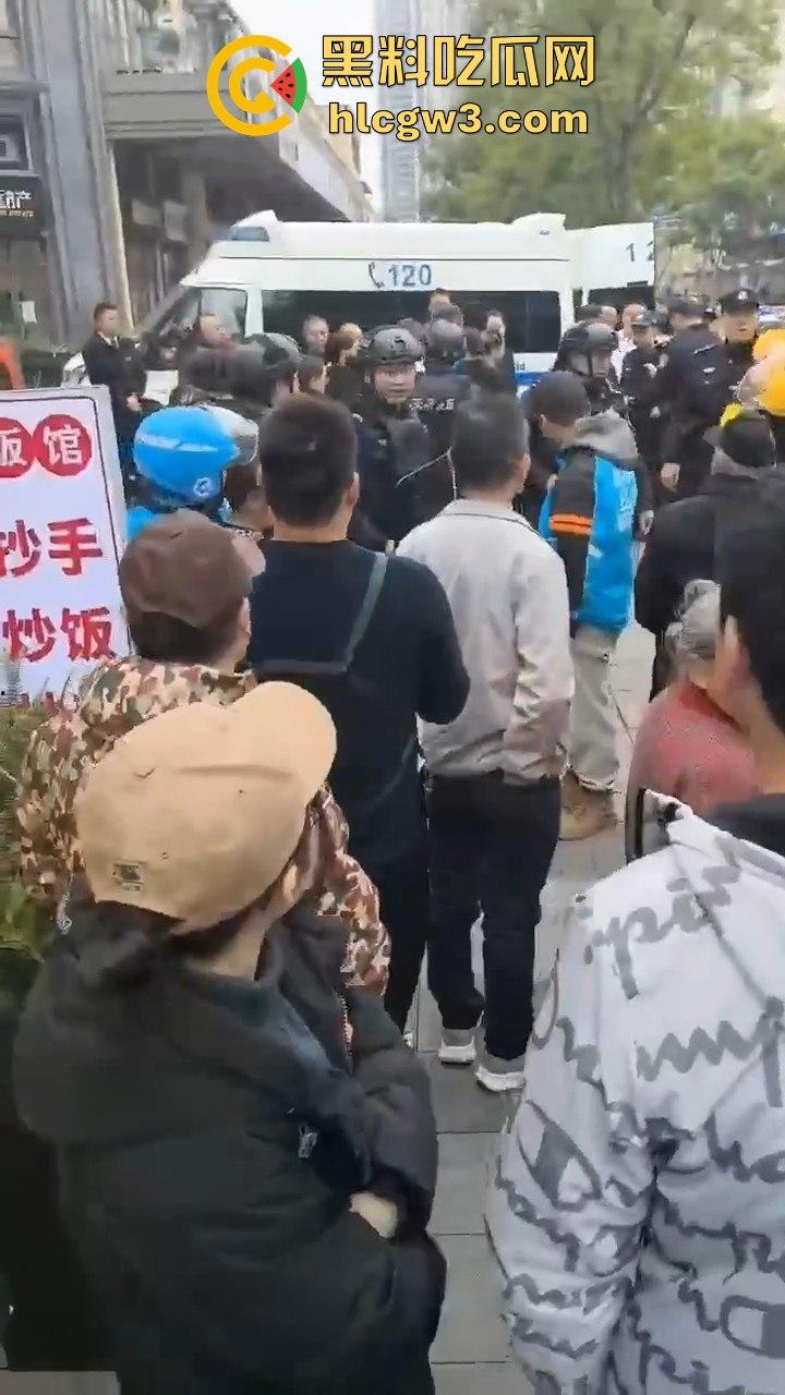 成都外卖员和物业管理打架！天府新区隆祥街上演激烈冲突，拳脚相加上演街头大乱斗！-5
