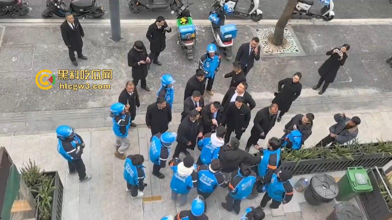 成都外卖员和物业管理打架！天府新区隆祥街上演激烈冲突，拳脚相加上演街头大乱斗！-6