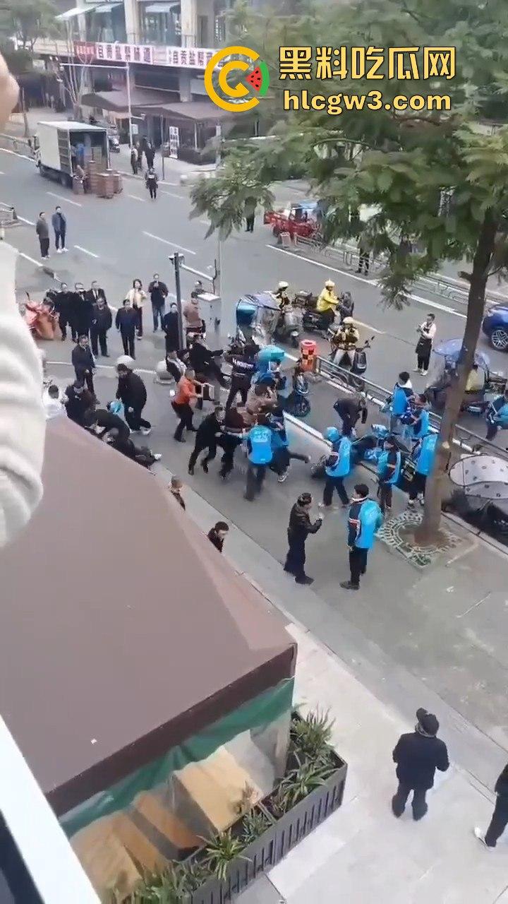 成都外卖员和物业管理打架！天府新区隆祥街上演激烈冲突，拳脚相加上演街头大乱斗！-10