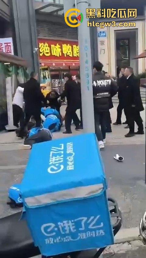 成都外卖员和物业管理打架！天府新区隆祥街上演激烈冲突，拳脚相加上演街头大乱斗！-12