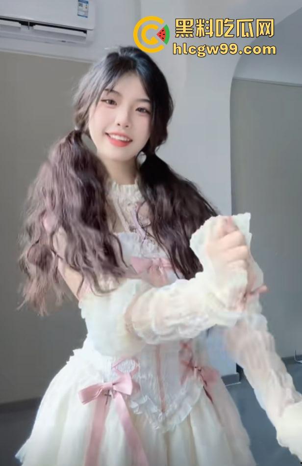 舔狗的梦炮友的床，抖音骚婊『绵绵小蛋糕』绿了兄弟，自己在床上被人操得高潮不断爽的翻白眼！独家曝光！-5