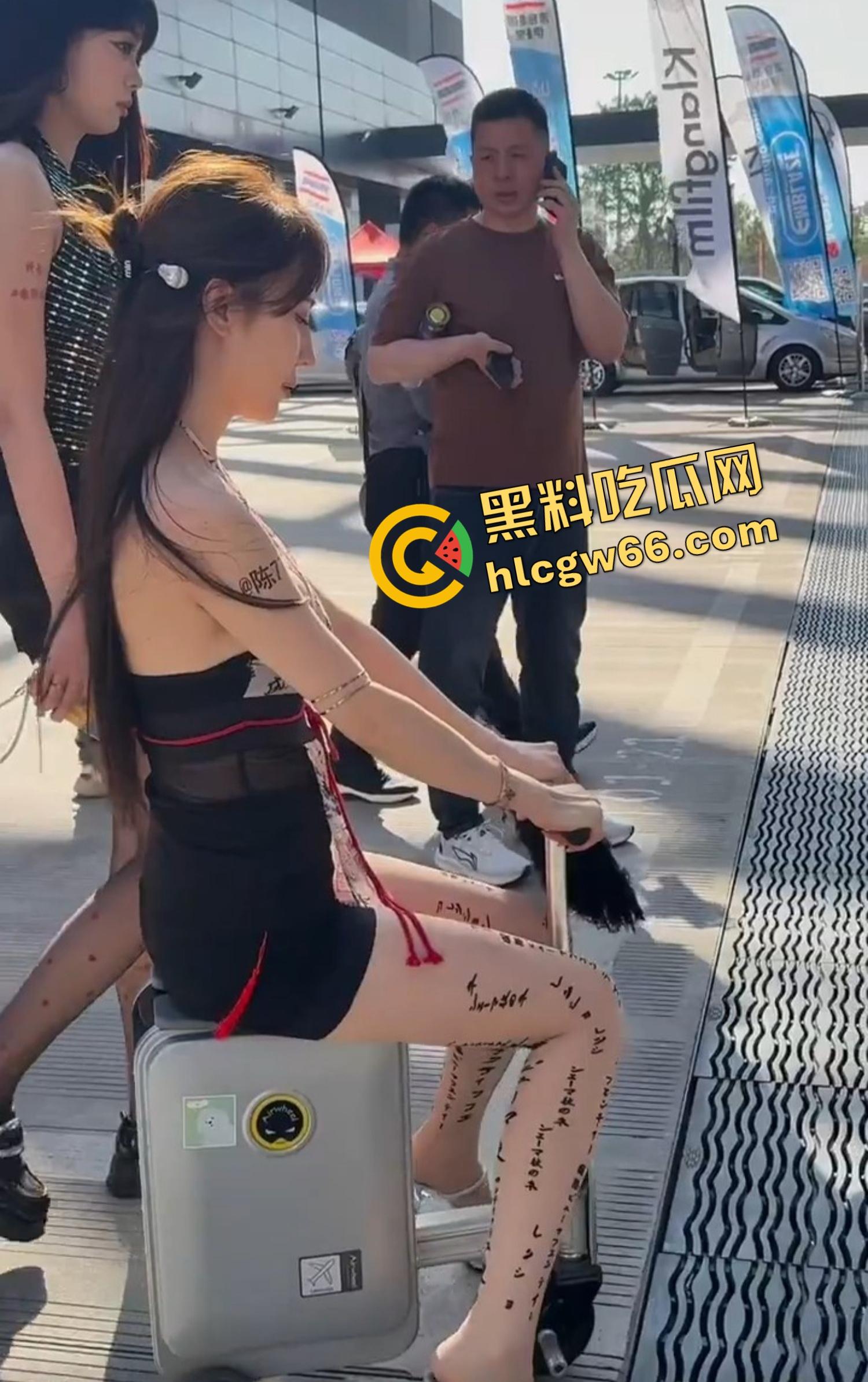 车模『陈77』苏州参展被改装圈大佬带走猛蹬一夜，身材顶得离谱，腿太长了操起来都得站着！-2