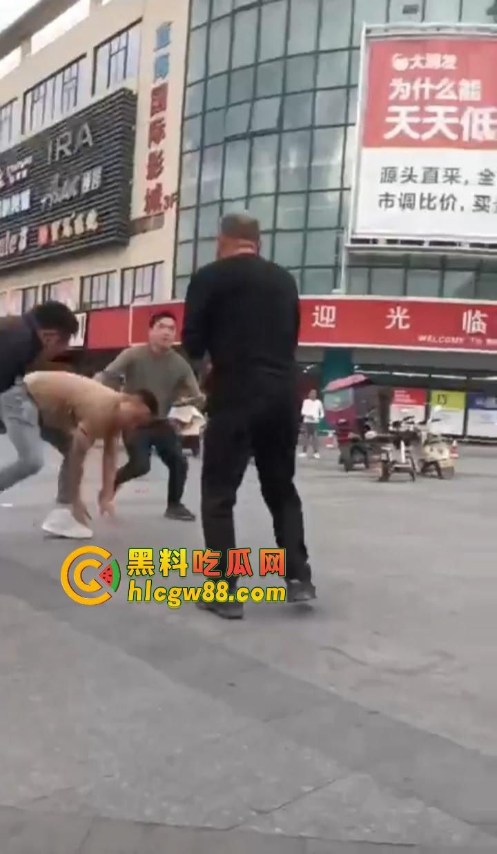 浙江绍兴大润发门口血案惊现，大唐街头持刀狂砍，多人倒地不起，随机连杀四人场面太他妈狠了！-4