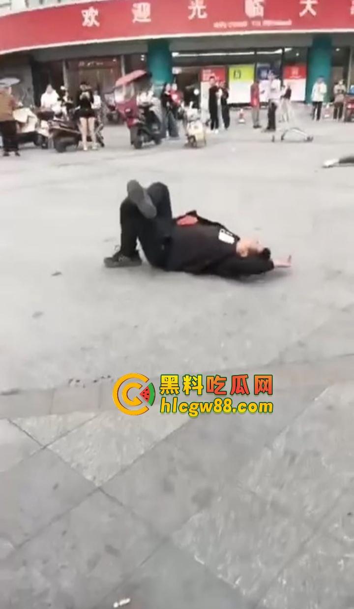 浙江绍兴大润发门口血案惊现，大唐街头持刀狂砍，多人倒地不起，随机连杀四人场面太他妈狠了！-7