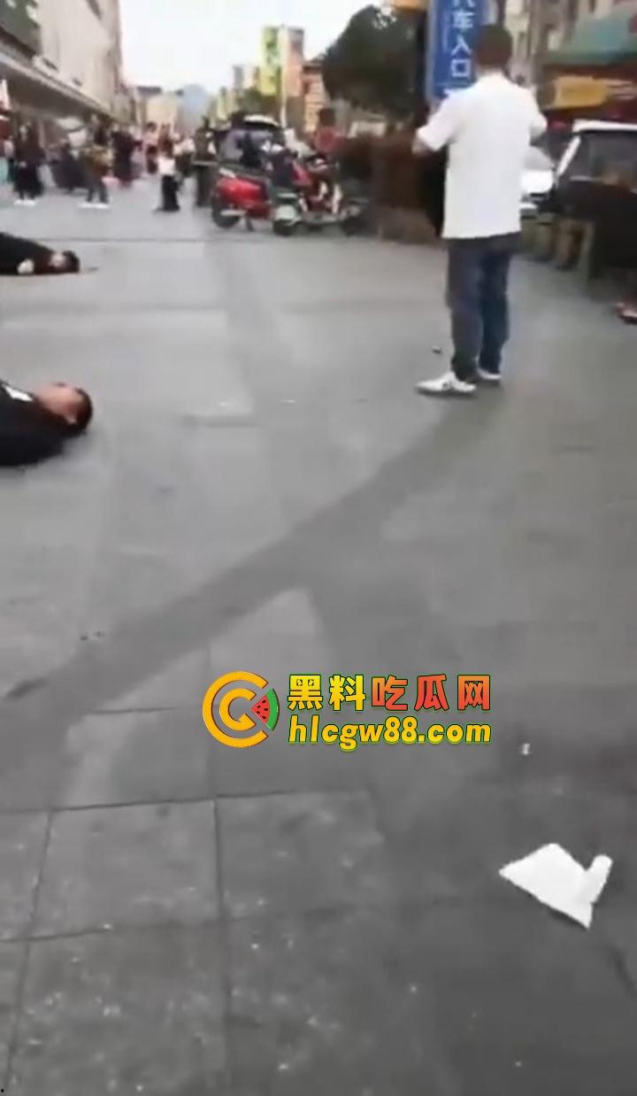浙江绍兴大润发门口血案惊现，大唐街头持刀狂砍，多人倒地不起，随机连杀四人场面太他妈狠了！-8