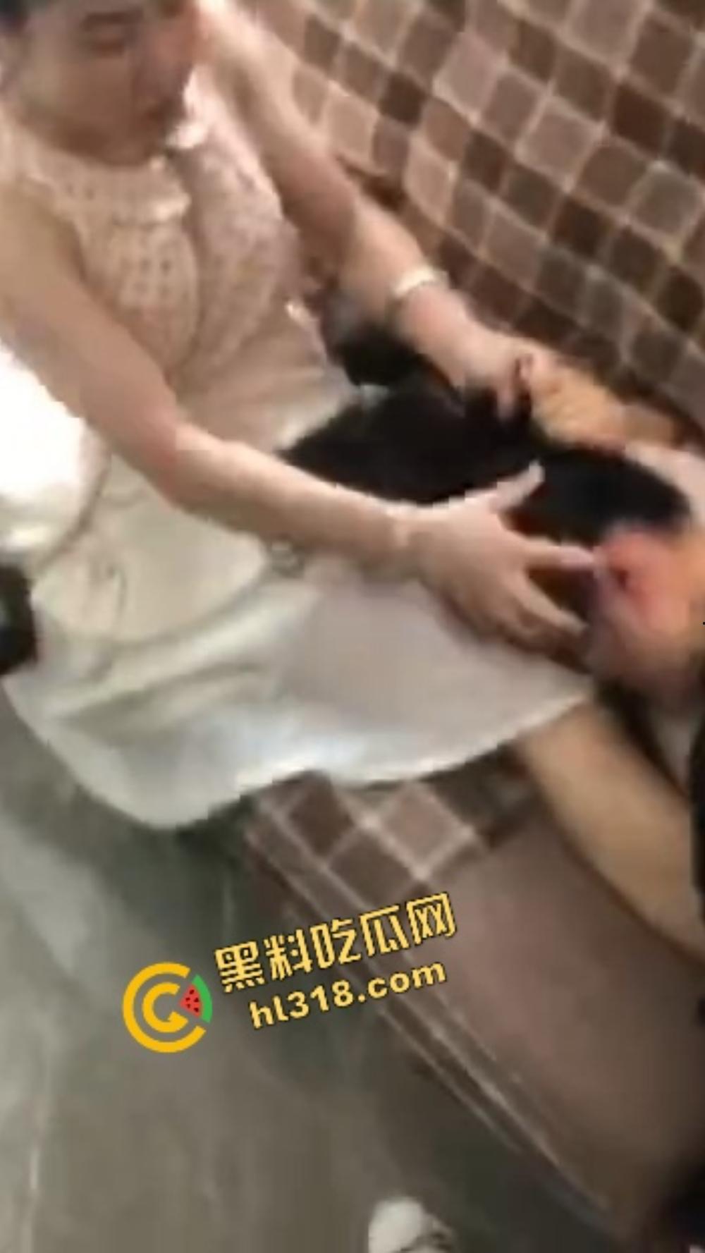 烟台狠女大战小三，上来一鞭腿、锁喉薅头发，正宫暴力值直接拉满，小三当场认怂！-14